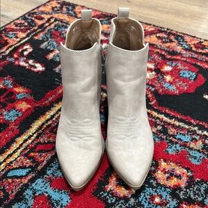 DV Dolce Vita- Western Cream Ankle Boots sz11